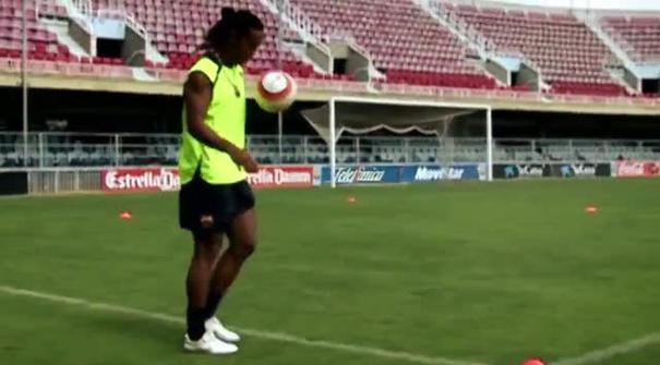Ronaldinho tunjukan kemampuan fantastisnya dengan melakukan tendangan ke mistar gawang selama empat kali berturut-turut saat masih berseragam Barcelona.