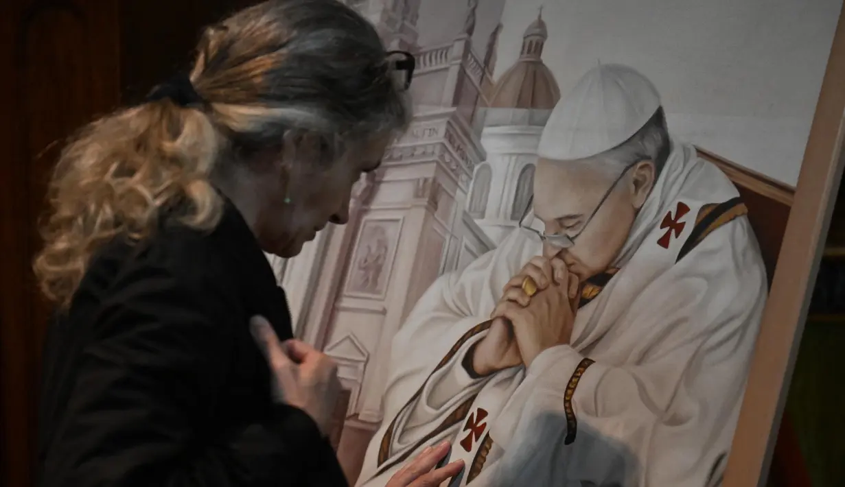 Seorang umat Katolik berdoa di Basilika San Jose de Flores, Buenos Aires, Argentina pada 21 April 2025, setelah wafatnya Paus Fransiskus di Vatikan. (Luis ROBAYO/AFP)