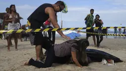 Wanita bernama  Eliane mencium suaminya yang tewas Eduardo Marinho Albuquerque di pantai, Rio de Janeiro , Brasil , 21 April 2016. Dua orang tewas dalam peristiwa runtuhnya bangunan ini. (REUTERS / Ricardo Moraes) 