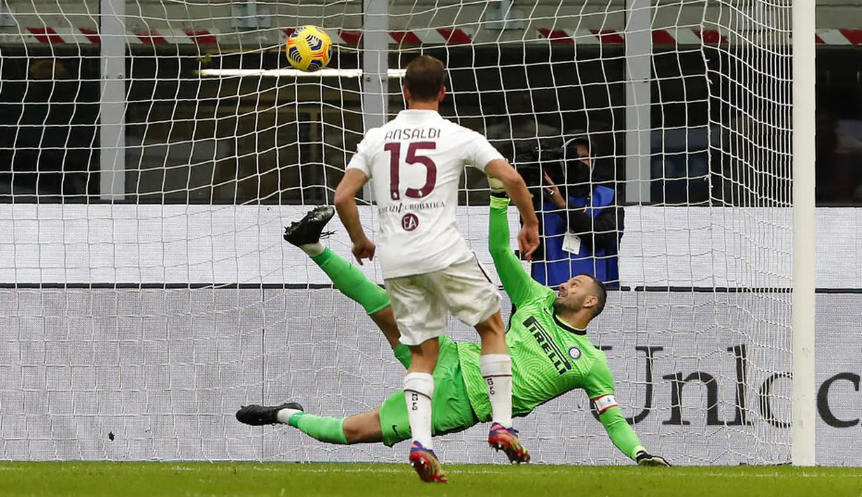 Pemain Torino, Cristian Ansaldi, mencetak gol ke gawang Inter Milan melalui tendangan penalti pada laga Liga Italia di Stadion Giuseppe Meazza, Minggu (22/11/2020). Inter Milan menang dengan skor 4-2. (AP/Antonio Calanni)