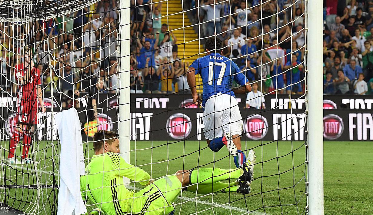 Pemain Italia, Eder merayakan gol ke gawang Liechetenstein pada kualifikasi Piala Dunia 2018 grup G di Friuli Stadium, Udine, Italia, (11/6/2017).  Italia menang 5-0. (Alberto Lancia/ANSA via AP)