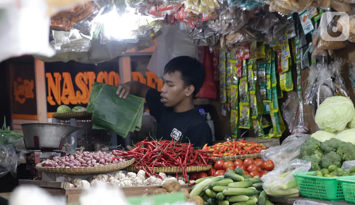 Pedagang menunggu pembeli di kiosnya di Pasar Lembang, Tangerang, Selasa (24/8/2021). Berdasarkan survei pemantauan harga yang dilakukan bank sentral pada minggu ketiga Agustus 2021, inflasi diperkirakan sebesar 0,04% secara bulanan atau month on month (mom). (Liputan6.com/Angga Yuniar)