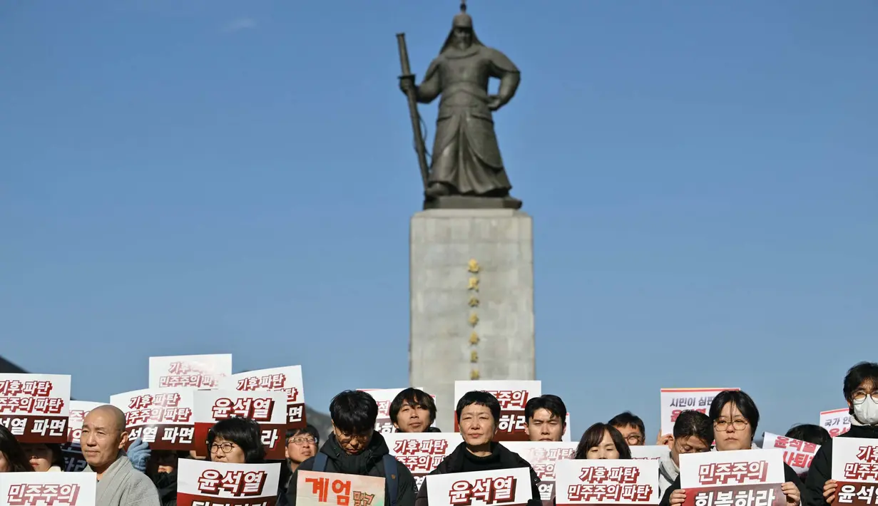 Ratusan pengunjuk rasa berkumpul di depan parlemen dan mendesak Presiden Korea Selatan Yoon Suk Yeol mundur atau dimakzulkan. (ANTHONY WALLACE/AFP)