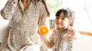 Beberapa kali Alice Norin mengunggah potretnya bersama sang anak. Alita pun berpose layaknya model cilik yang tidak kalah curi perhatian seperti ibunya. Memiliki rambut sebahu dan poni, penampilan Alita pun makin melengkapi kegemasannya. (Liputan6.com/IG/@alicenorin)