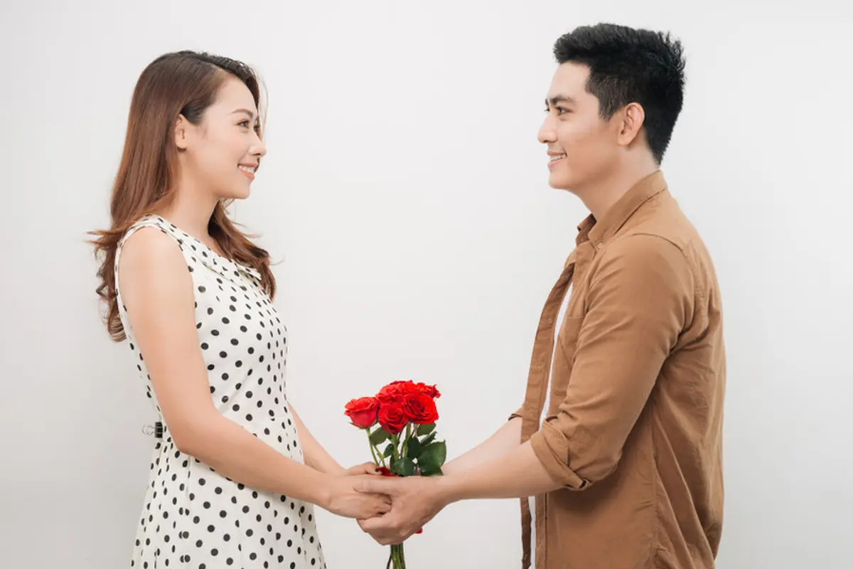 couple romantis bahagia kencan