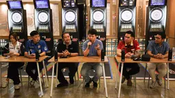 Konferensi pers peluncuran Darts Station yang di hadiri oleh Ketua Dewan Pembina PORADI, Hendy Lim (tengah) di lantai F7 FX Sudirman, Senayan, Jakarta pada Sabtu (15/11/2025). (Bola.com/Abdul Aziz)