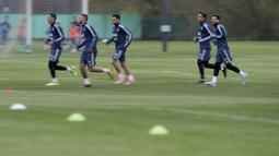 Para pemain Argentina melakukan pemanasan saat sesi latihan jelang melawan Venezuela pada kualifikasi Piala Dunia 2018 di Buenos Aires, Argentina, (3/9/2017). (AP/Natacha Pisarenko)