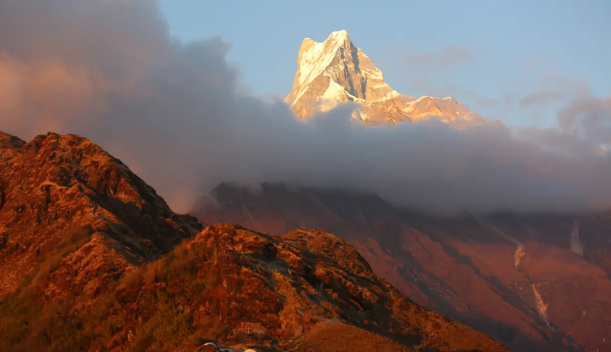 Foto yang diabadikan pada 10 November 2020 ini menunjukkan pemandangan pegunungan Annapurna di Nepal. (Xinhua/Tang Wei)