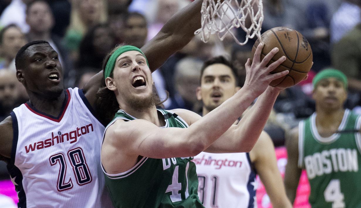 Pebasket Boston Celtics, Kelly Olynyk, berusaha memasukan bola pada Gim 4 semifinal Wilayah Timur di Verizon Center, Washington, Minggu (7/5/2017). Washington Wizard menang 121-102. (AFP/Patrick McDermott). (EPA/Shawn Thew)