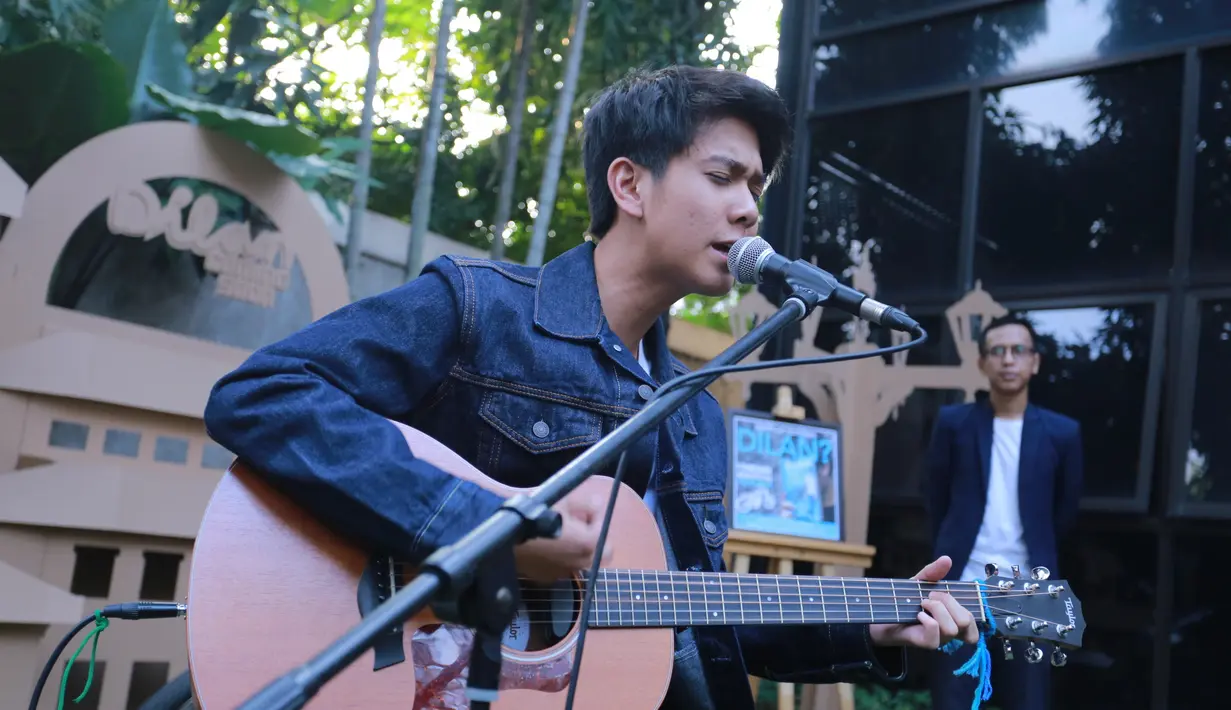 "Novel Dilan sih pernah baca. Semenjak ditawarin, makin mendalami dan makin suka sama karakter Dilan. Dan aku mencoba menggali informasi tentang Dilan ke ayah (Pidi Baiq), ke sutradara Mas Fajar Bustomi juga," kata Iqbaal. (Adrian Putra/Bintang.com)