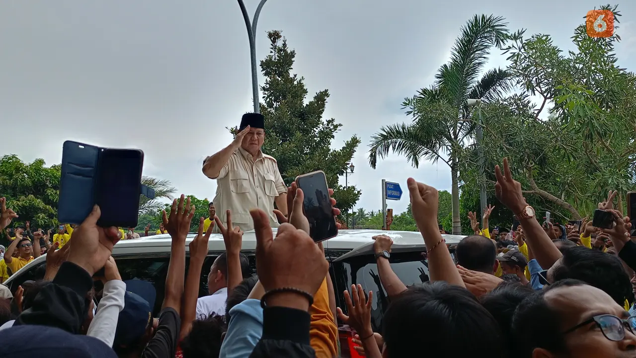 Prabowo Subianto sapa pendukungnya di Situs Kesultanan Banten. (Minggu,03/12/2023). (Yandhi Deslatama/Liputan6.com).
