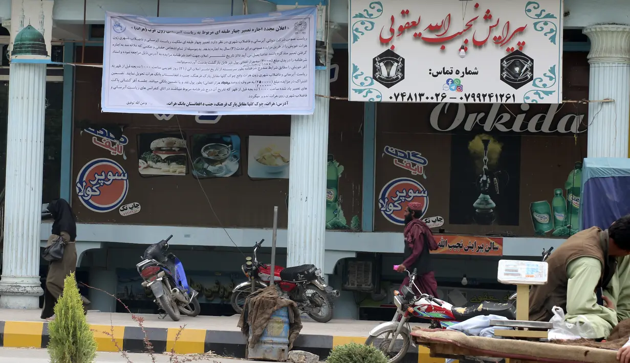 Tempat makan cepat saji yang ditutup oleh Taliban di provinsi Herat, barat laut Afghanistan, Senin, 10 April 2023. Taliban telah melarang keluarga dan perempuan untuk mengunjungi restoran yang memiliki taman atau ruang terbuka hijau di provinsi Herat, kata seorang pejabat pada hari Senin. (AP Photo/Omid Haqjoo)