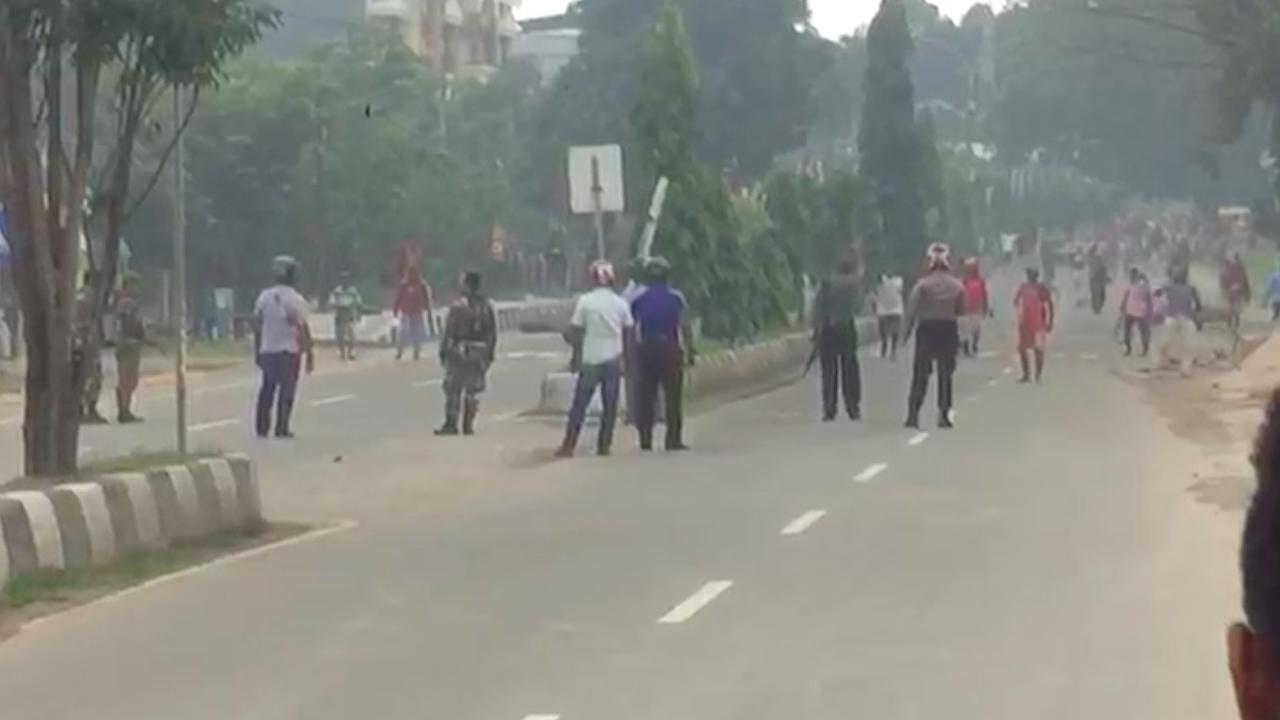 Aksi warga menutup jalan di salah akses jalan utama di Kota Sorong, Papua Barat. (Istimewa)