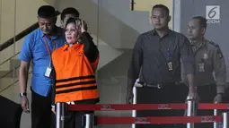 Anggota DPRD Sumatera Utara 2009-2014 dari Partai Golkar, Helmiati mengenakan rompi tahanan usai menjalani pemeriksaan di gedung KPK, Jakarta, Senin (9/7). Helmiati ditahan terkait dugaan suap APBD (Merdeka.com/Dwi Narwoko)