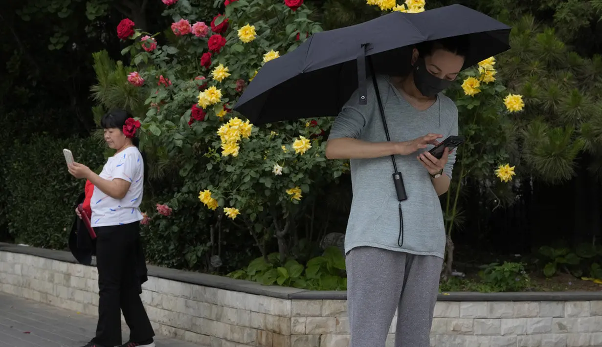 <p>Padahal, China sedang mencoba bangkit dari COVID-19 yang selama tiga tahun menghambat pertumbuhan ekonomi. (AP Photo/Ng Han Guan)</p>