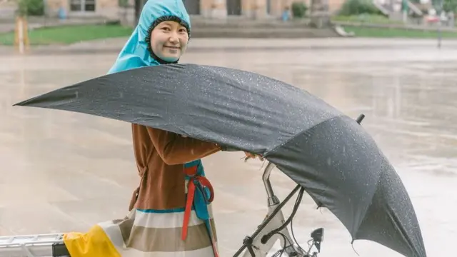 Pesepeda bisa bepergian saat hujan turun tanpa takut kehujanan dengan benda satu ini. (Foto: www.under-cover.biz)