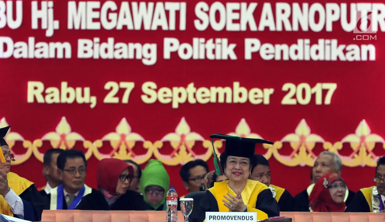 Presiden kelima RI Megawati Soekarnoputri memberi orasi ilmiah saat penganugerahan gelar Doktor Kehormatan di UNP, Padang, Rabu (27/9). Megawati menyampaikan orasi ilmiah “Politik Pendidikan sebagai Jalan Pembebasan”. (Liputan6.com/Helmi Fithriansyah)