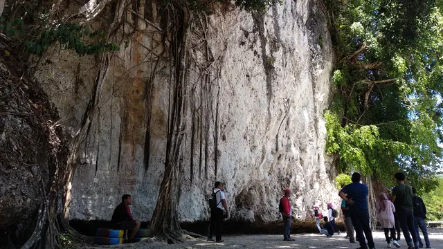 Tebing Sawapudo, salah satu lokasi yang berdekatan dengan teluk Kendari.(Liputan6.com/Ahmad Akbar Fua)