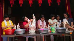 Para wanita membersihkan patung dewa Tionghoa dalam persiapan perayaan Tahun Baru Imlek di Vihara Dhanagun, Bogor, Jawa Barat, Indonesia, 16 Januari 2023. Warga keturunan Tionghoa di Indonesia bersiap untuk merayakan Tahun Baru Imlek pada 22 Januari 2023. (AP Photo/Tatan Syuflana)