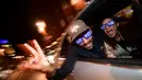 Suporter Leicester City bergembira di dalam mobil usai timnya meraih juara Liga Inggris di depan rumah Jamie Vardy, Leicester, (3/5). Leicester Juara setelah saingannya Tottenham bermain imbang 2-2 dengan Chelsea. (AFP PHOTO / LEON Neal)