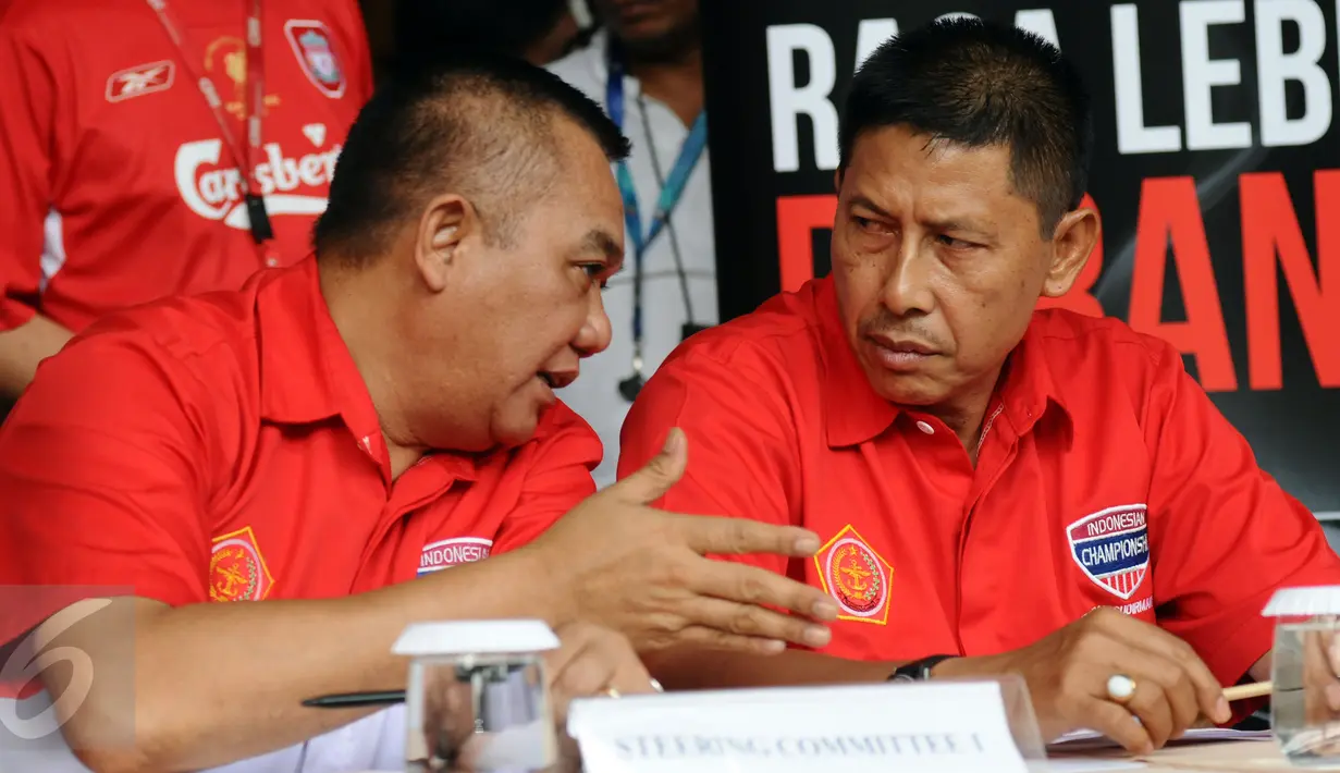 Ketua pelaksana Turnamen Piala Jenderal Sudirman 2015, Letjen TNI Agus Sutomo (kanan) berbincang dengan anggota steering committee 1 jelang pengundian babak delapan besar di Jakarta, Kamis (3/12/2015). (Liputan6.com/Helmi Fithriansyah)