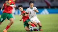 Pemain Timnas Indonesia U-17,&nbsp;Riski Afrisal&nbsp;(kanan)&nbsp;berebut bola dengan Timnas Maroko U-17, Aypub Chaikhoun dalam laga pamungkas Grup A Piala Dunia U-17 2023 yang berlangsung di Stadion Gelora Bung Tomo, Surabaya, Kamis (16/11/2023). (Bola.com/Bagaskara Lazuardi)