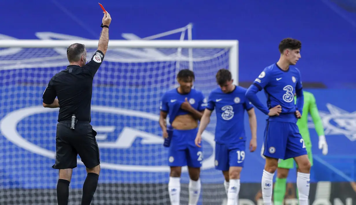 Wasit Paul Tierney menunjukkan kartu merah kepada pemain Chelsea Andreas Christensen (tidak dalam gambar) saat menghadapi Liverpool pada pertandingan Liga Premier Inggris di Stadion Stamford Bridge, Minggu (20/9/2020). Liverpool menang 2-0 lewat gol Sadio Mane. (AP Photo/Matt Dunham, Pool)