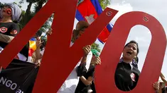 Para pengunjuk rasa berteriak memprotes Majelis Nasional Kamboja di Phnom Penh, Kamboja, Senin (13/7/2015). Pemerintah Kamboja membuat aturan kontroversial yang mengatur pergerakan setiap organisasi non-pemerintah (LSM). (REUTERS/Samrang Pring)