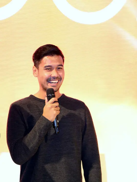 " Olahraga. Tapi saya jarang ke Gym sih. Enggak ada waktu juga. Saya lebih suka latihan sambil lihat video training di laptop. Jadi sambil push up atau sit up, gue liat di laptop videonya," tukas Chicco Jerikho. (Nurwahyunan/Bintang.com)