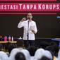 Presiden Joko Widodo berbincang dengan murid seusai menyaksikan drama bertajuk Prestasi Tanpa Korupsi di SMKN 57 Jakarta, Jakarta Selatan, Senin (9/12/2019). Kegiatan tersebut dalam rangka memperingati Hari Antikorupsi Sedunia. (Liputan6.com/Biropres Kepresidenan)