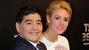 Diego Maradona bersama kekasihnya, Rocio Oliva berpose saat tiba menghadiri The Best FIFA Football Awards 2017 di London, Inggris (23/10). Rocio berusia 23 tahun  merupakan kekasih Maradona sejak lebih dari 3 tahun lalu. (AP Photo/Alastair Grant)