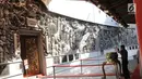 Seorang pria berdoa di  Klenteng Sam Poo Kong, Semarang, Jumat (20/7). Kelenteng Gedung Batu Sam Poo Kong sebuah petilasan yaitu bekas tempat persinggahan pertama Laksamana Tiongkok beragama islam Zheng He/Cheng Ho. (Liputan6.com/Herman Zakharia)