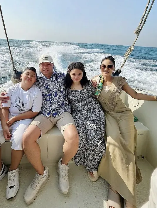 Krisdayanti pun tampil dengan dress krem tanpa lengan. Sedangkan Amora mengenakan dress bermotif warna hitam. [@krisdayantilemos]