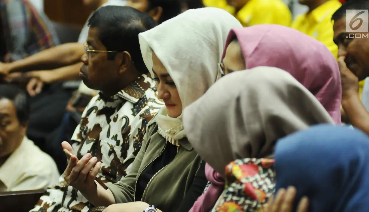 Deisti Astriani Tagor (kedua kanan) menghadiri sidang lanjutan dugaan korupsi e-KTP dengan terdakwa Setya Novanto di Pengadilan Tipikor, Kamis (11/1). Deisti duduk bersebelahan dengan Idrus Marham di bangku pengunjung. (Liputan6.com/Helmi Fithriansyah)