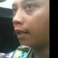 Elanto Wijoyono merekam video pungutan liar yang dilakukan oleh polisi di Yogyakarta terhadap para supir truk. Seperti apa?