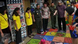 Slamet Raharjo dan sejumlah warga melihat seni mural di trotoar Cikini, Jakarta, Senin (14/12/2015). Mural yang dibuat di atas trotoar sepanjang 120 meter ini merupakan rangkaian kegiatan Fun Actv Art Mural 2015. (Liputan6.com/Gempur M Surya)