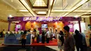 Pengunjung melintasi stand KPK pada pameran Indonesia International Book Fair (IIBF) 2017 di Jakarta, Jumat (8/9). KPK menampilkan stand yang mengedukasi masyarakat tentang antikorupsi. (Liputan6.com/Helmi Fithriansyah)