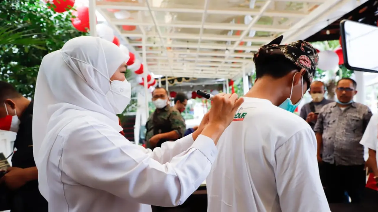 Khofifah menemui Gusdurian Jombang yang jalan kaki ke Surabaya. (Dian Kurniawan/Liputan6.com)