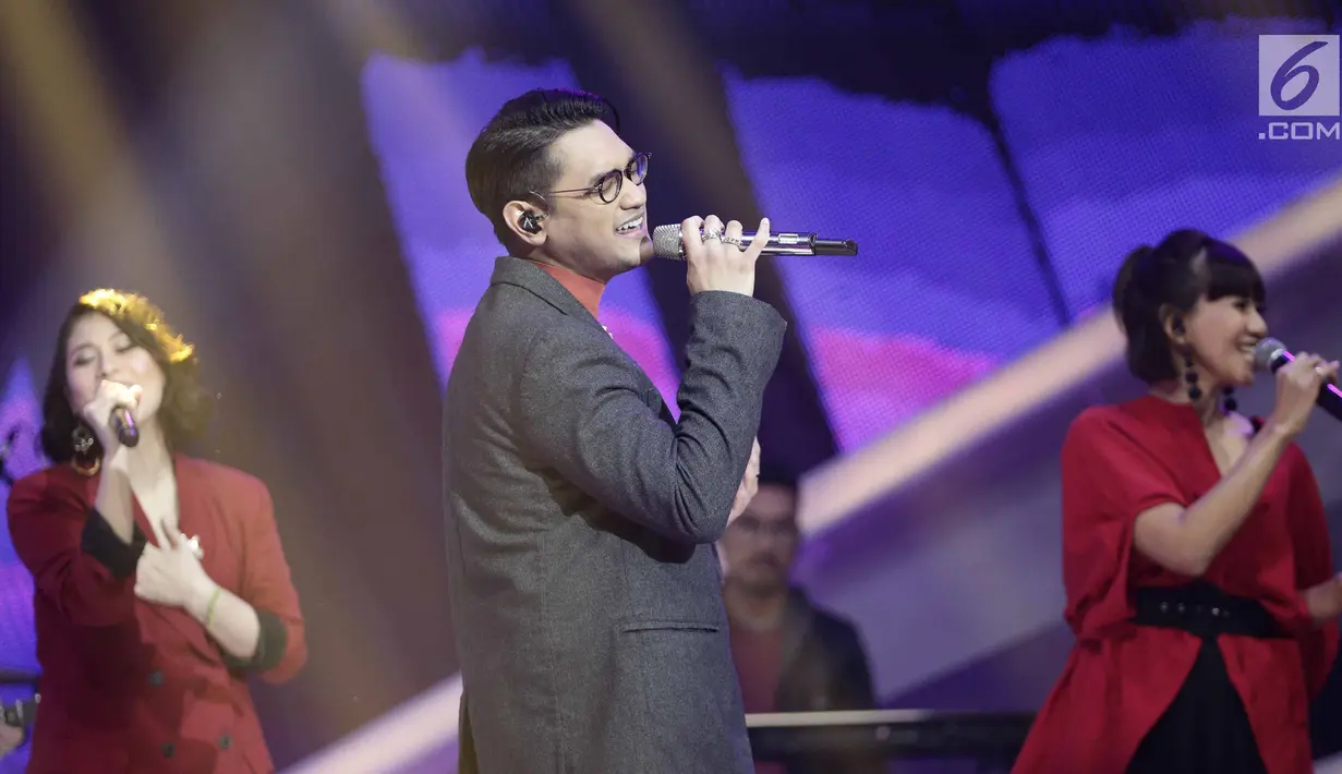 Penampilan Afgan saat meriahkan acara SCTV Music Award 2018 di Studio 6 Emtek, Jakarta,Jumat (27/4). SCTV Music Awards 2018 adalah ajang penghargaan bagi para musisi tanah air. (Liputan6.com/Faizal Fanani)