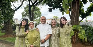 Syifa Hadju tampil serba hijau dengan keluarganya. Syifa memilih mengenakan long dress lengan panjang warna hijau dihiasi payet dan bordiran. [@syifahadju]