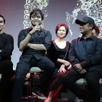 "Susahnya karena Chrisye sangat tertutup, bahkan sama media. Yang diceritain hanya karir aja, itu juga nggak banyak footage tentang dia di wawancara, sama sekali nggak ada," sambungnya. (Adrian Putra/Bintang.com)