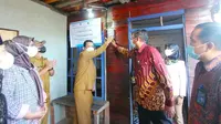 Petugas PLN Riau dan Kepri mengoperasikan listrik di desa terpencil Kepulauan Riau. (Liputan6.com/M Syukur)