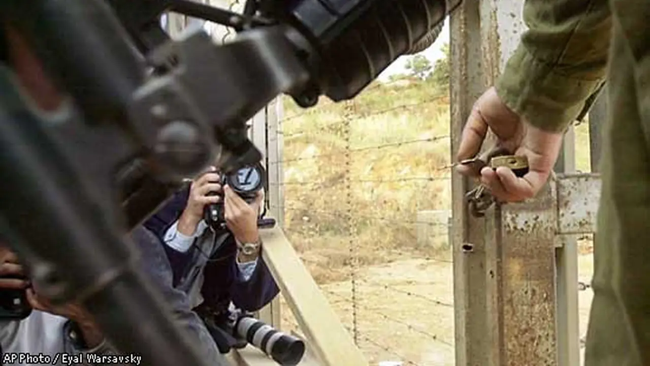 Prajurit terakhir Israel menyeberangi perbatasan Lebanon pada 24 Mei 2000 sekitar pukul 03.45 GMT, menutup gerbang di belakangnya. (AP/Eyal Warsavsky)