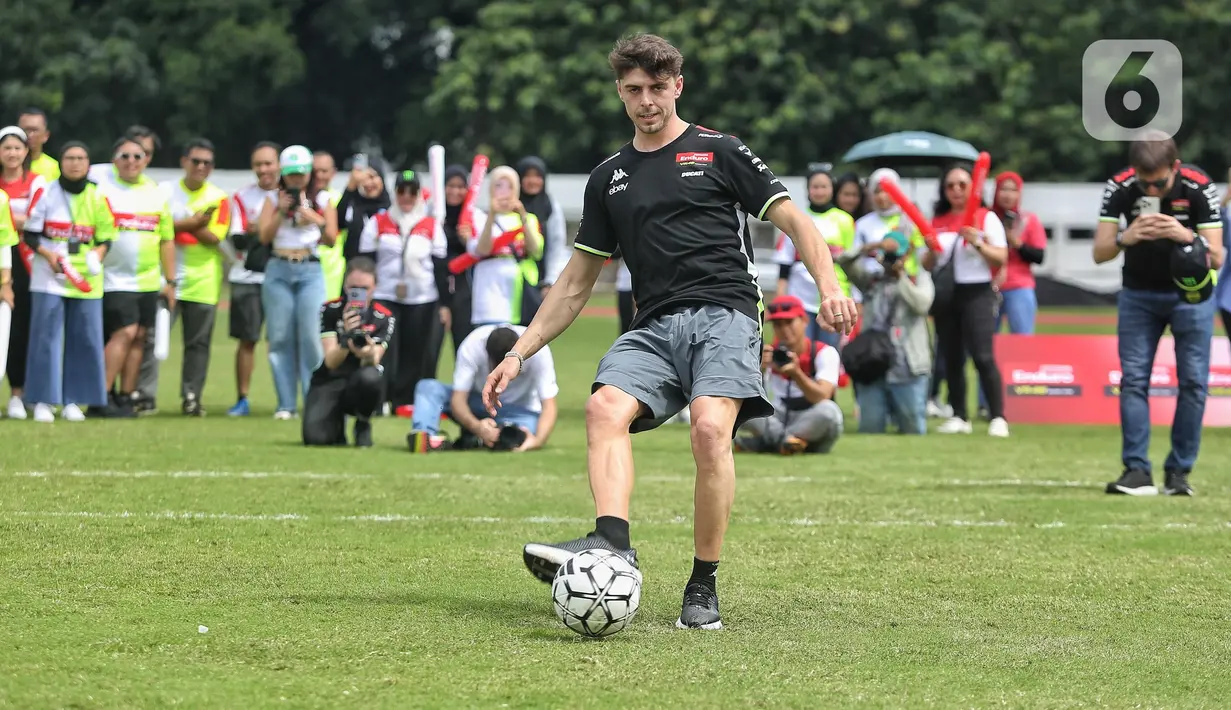 Pada kegiatan hari ini, kedua pembalap Pertamina Enduro VR46 Racing Team, Franco Morbidelli dan Fabio Di Giannantonio mengiktuti acara Football Challenge. (Liputan6.com/Angga Yuniar)