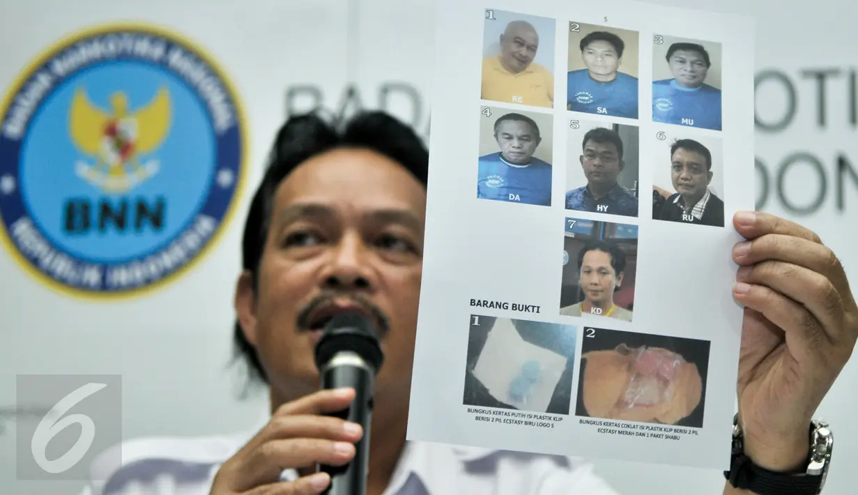 Foto para tersangka kasus penjebakan narkoba di ruang kerja Bupati Bengkulu Selatan Dirwan Mahmud dalam konferensi pers di BNN, Jakarta, Kamis (23/2).  BNN dan BNNP Bengkulu mengamankan 7 tersangka dari pengungkapan kasus itu (Liputan6.com/Yoppy Renato)