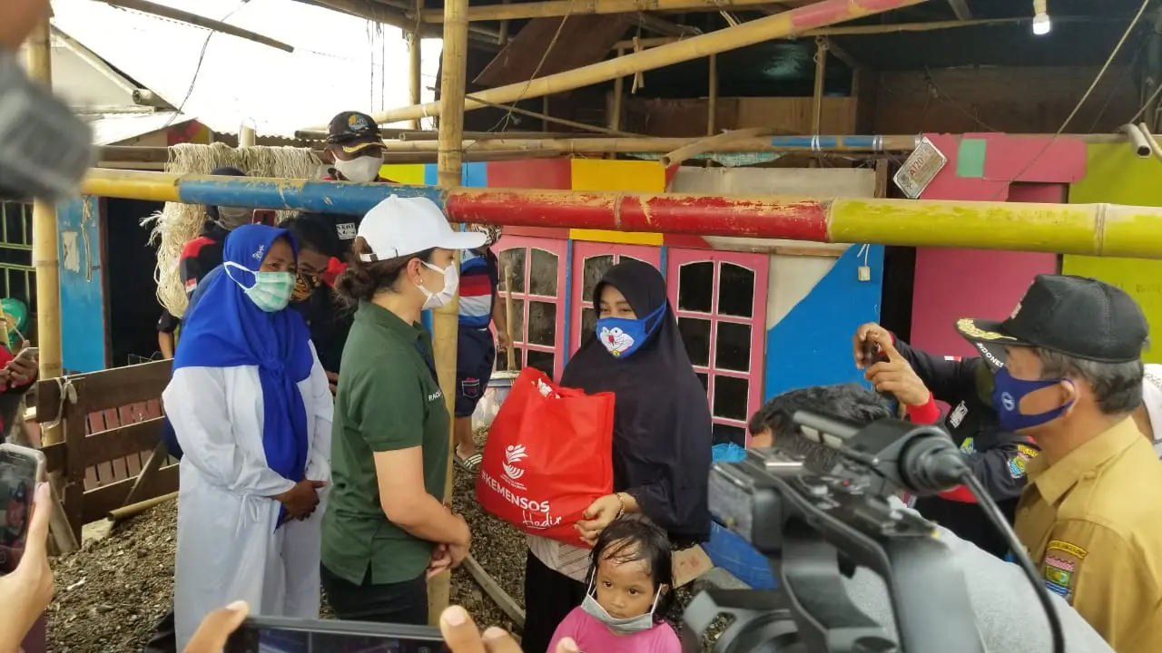 Kemensos Bagikan 1.700 Paket Sembako ke Masyarakat Pesisir Tangerang