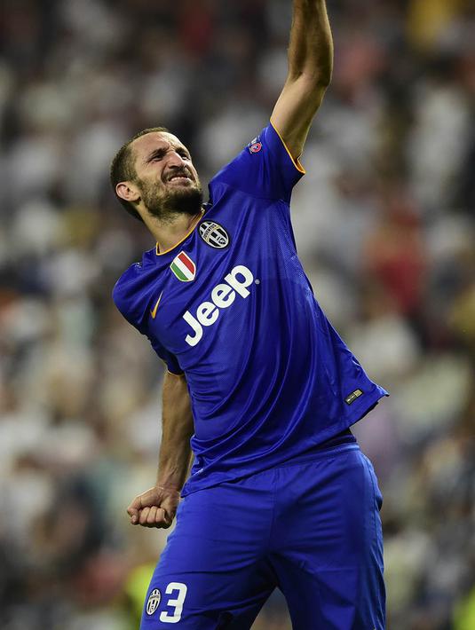 1. Giorgio Chiellini,  The Sun mengabarkan pelatih Chelsea, Antonio Conte meminta manajemen untuk mendatangkan bek Juventus ini. Dana 25 juta pounds disiapkan The Blues untuk menghadirkan bek timnas Italia ke Stamford Bridge. (AFP/Javier Soriano)