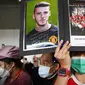 Penggemar Manchester United Football Club asal Thailand menyambut kedatangan skuad Setan Merah, Sabtu (9/7/2022) di bandara Bangkok, Thailand. (AFP/Manan Vatsyayana)