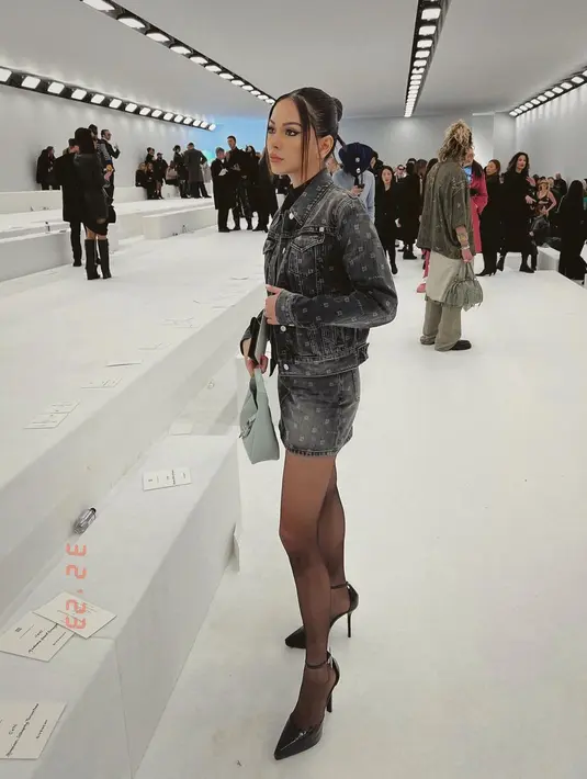 Outfit kasual ini terlihat seksi dengan perpaduan stocking dan heels hitam [@alyssadaguise]