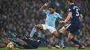 Aksi pemain Tottenham Hotspur, Danny Rose (kiri) menghalau bola dari kaki pemain Manchester City, Raheem Sterling pada lanjutan Premier League di Etihad Stadium, Manchester, (16/12/2017). Manchester City menang 4-1. (AFP/Paul Ellis)